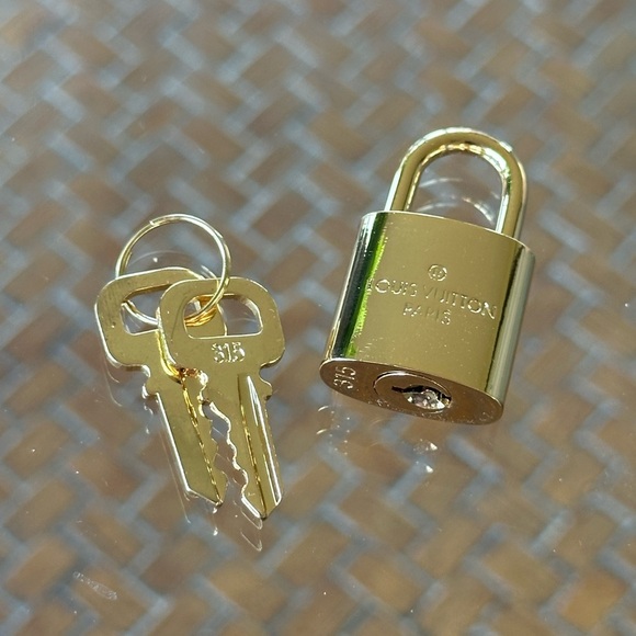 🍓LV Lock and Key #315 - Picture 9 of 10